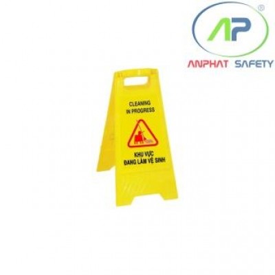 Biển cảnh báo khu vực đang làm vệ sinh